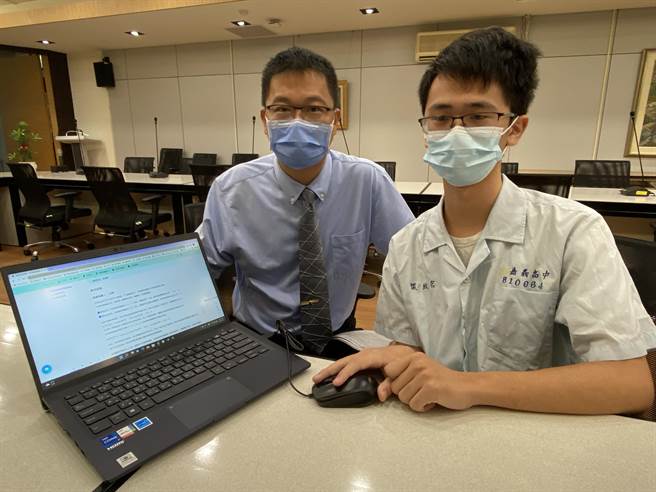 來自偏鄉的葉致宏錄取自己理想中的陽交大電資系，嘉義高中校長陳元泰（左）嘉勉。（廖素慧攝）