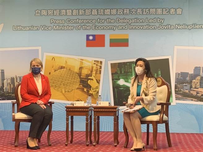 立陶宛經濟暨創新部政務次長聶琉嫻娜（左）。（楊孟立攝）