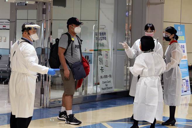 桃机恢復转机作业后首名转机旅客于15日下午抵达桃园机场，旅客依规定进行手部清消及体温量测，并在身上明显处贴上识别贴纸，随后由航空公司地勤人员的引导下，前往转机安检，再步行至转机候机室等候。（陈麒全摄）