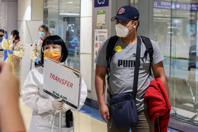 桃机恢復转机作业后首名转机旅客于15日下午抵达桃园机场，旅客依规定进行手部清消及体温量测，并在身上明显处贴上识别贴纸，随后由航空公司地勤人员的引导下，前往转机安检，再步行至转机候机室等候。（陈麒全摄）