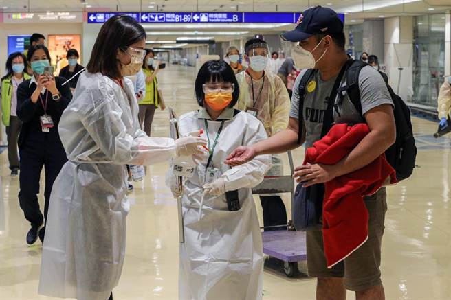 桃机恢復转机作业后首名转机旅客于15日下午抵达桃园机场，旅客依规定进行手部清消及体温量测，并在身上明显处贴上识别贴纸，随后由航空公司地勤人员的引导下，前往转机安检，再步行至转机候机室等候。（陈麒全摄）