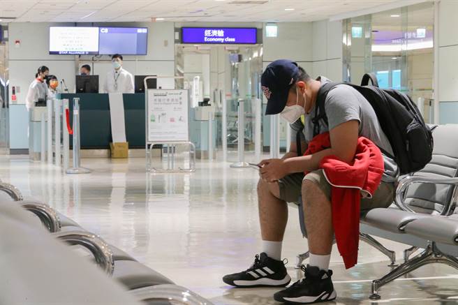 桃机恢復转机作业后首名转机旅客于15日下午抵达桃园机场，旅客依规定进行手部清消及体温量测，并在身上明显处贴上识别贴纸，随后由航空公司地勤人员的引导下，前往转机安检，再步行至转机候机室等候。（陈麒全摄）