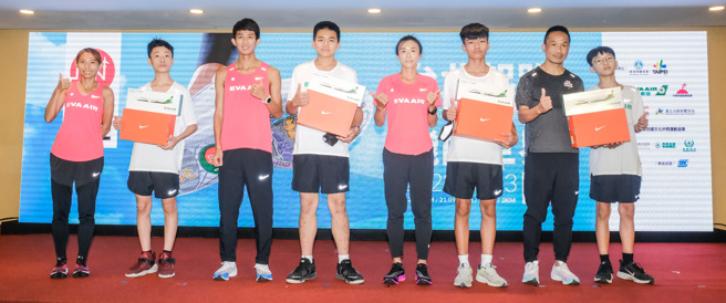 長跑好手曹純玉（左一）、周庭印（左三）、謝千鶴（右四）勉勵小選手。（長榮航空提供）