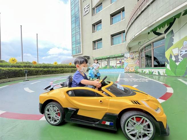 台中港酒店x【FUN世界】-户外电动车场地。（台中港酒店提供）