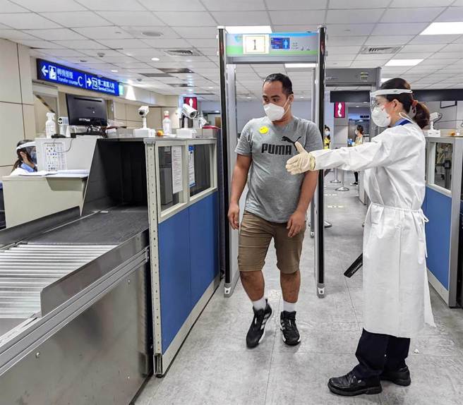 转机旅客在航空公司的引导下进行转机安检。（桃机公司提供／陈佑诚传真）