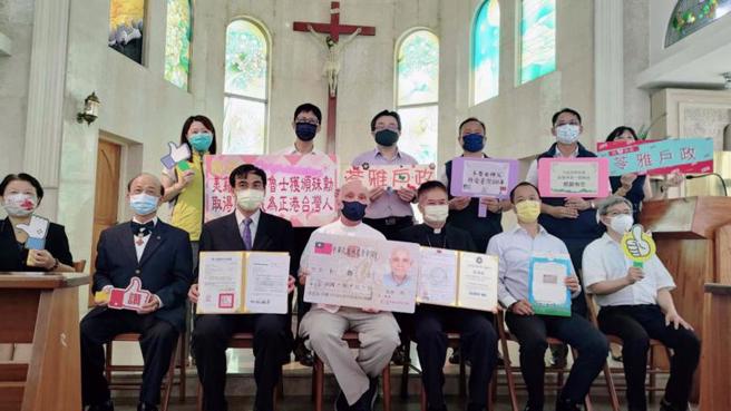 現年75歲的美國籍神父卜魯士（前中），能說一口流利台語，在台無私奉獻近半世紀，15日取得中華民國國民身分證。（圖/ 中央社）
