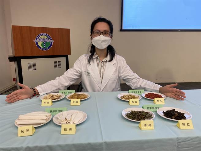 中国医药大学附设医院中医部医师赖香君呼吁，民眾染疫后如出现长新冠后遗症，可借中医药调理改善生活品质。（冯惠宜摄）