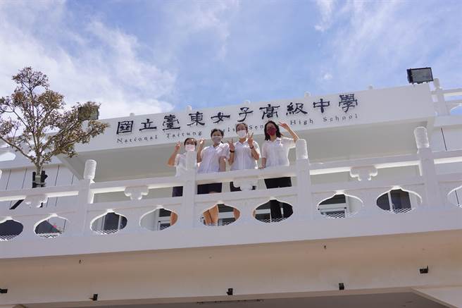 国立台东女中4位学生共创毕业歌〈实数〉，歌词描写疫情下的校园生活以及面对新课纲制度的心情。（蔡旻妤摄）