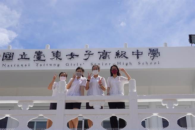 国立台东女中4位学生共创毕业歌〈实数〉，歌词描写疫情下的校园生活以及面对新课纲制度的心情。（蔡旻妤摄）