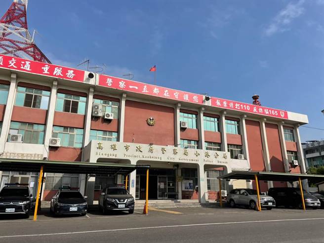 小港分局門口一名男子坐在輪椅上一動也不動，被民眾發現異狀趕緊叫救護車。（洪靖宜攝）