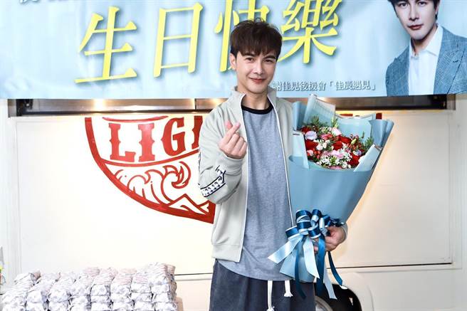 粉丝为谢佳见庆生，送上应援餐车和花束。（民视提供）