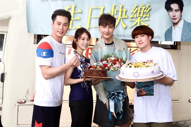 吴东谚、程予希、谢佳见、沈建宏在宜兰拍戏兼庆生。（民视提供）