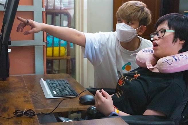 目目非营利在募资平台上发起「身障青年梦想接力计画」，让他们在有限的生命里，不再因为肢体的障碍，只能躺卧病床。（目目非营利提供／林良齐台北传真）