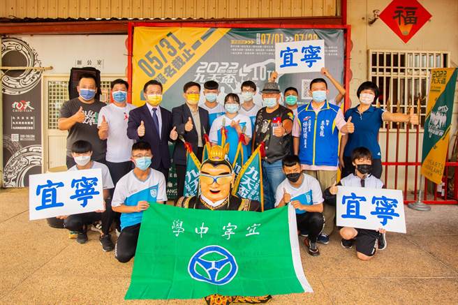 今天授旗誓师大会于九天文化园区举行，邀请九天团长许振荣等，共同见证参赛学生的勇士精神。（九天提供）