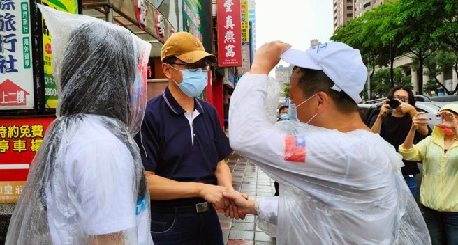 国民党台北市前议员罗智强在桃园行脚时，巧遇张善政车队。张善政(中)赶紧折返下车，与罗智强(右)握手。(摘自罗智强脸书)