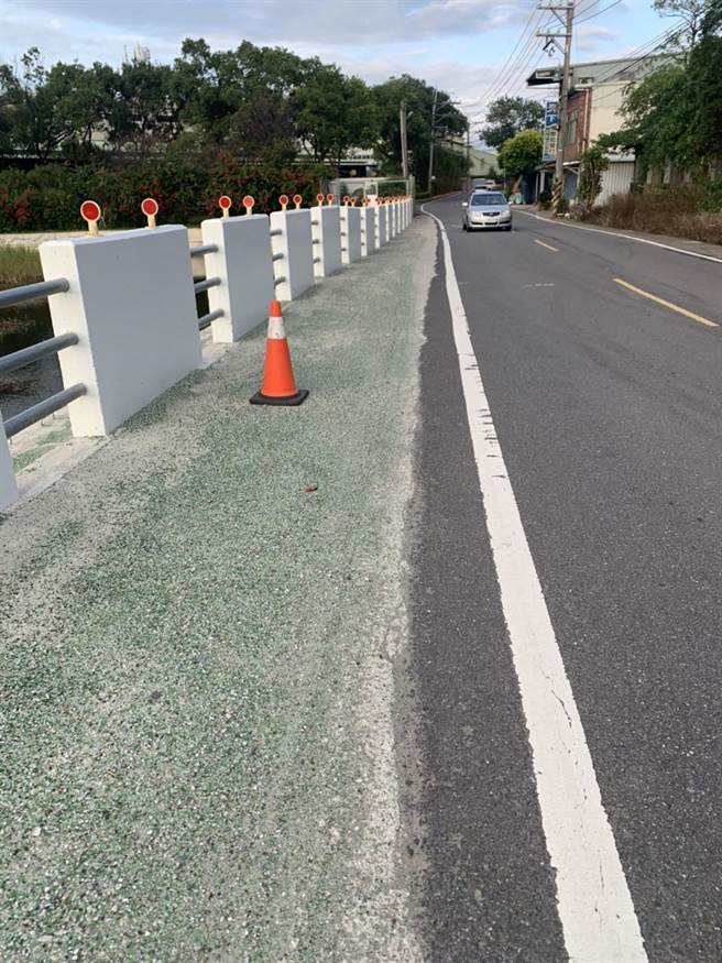 杨梅区高狮路先前经过道路拓宽工程，但因电杆迟迟未迁移，暂时回填部分曾导致机车骑士打滑摔车。（涂权吉提供／蔡明亘桃园传真）