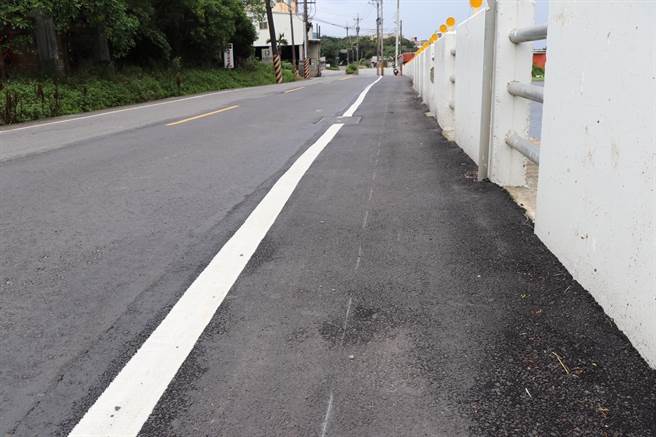 杨梅区高狮路道路侧边暂时回填部分，经民代协调台电加速迁移电杆后，区公所立刻加封柏油。（蔡明亘摄）