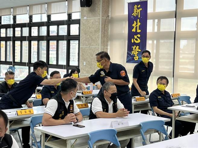 新北市警察局长黄宗仁特别在今天警察节亲自到分局慰劳基层。（警方提供）