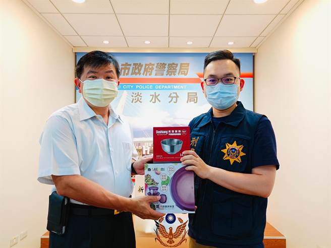 淡水分局长黄南山致赠礼品给基层同仁。（警方提供）