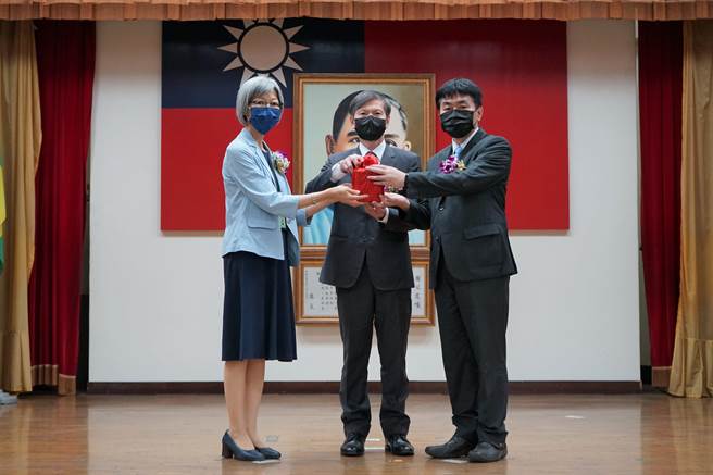 关务署台中关于今天下午举行卸、新任关务长交接及宣誓典礼，卸任关务长刘莉莉（左）陞任关务署副署长，由台北关副关务长陈木生（右）接任台中关关务长，由关务署长彭英伟亲自主持监交。（台中关提供）