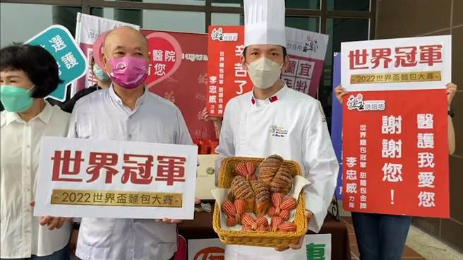 李忠威（右）15日与喜互惠董事长朱儒文（左）、总经理曾丽卿前往阳明交大医院送上汤种生吐司，为守护防疫前线的医护送暖。（吴佩蓉摄）