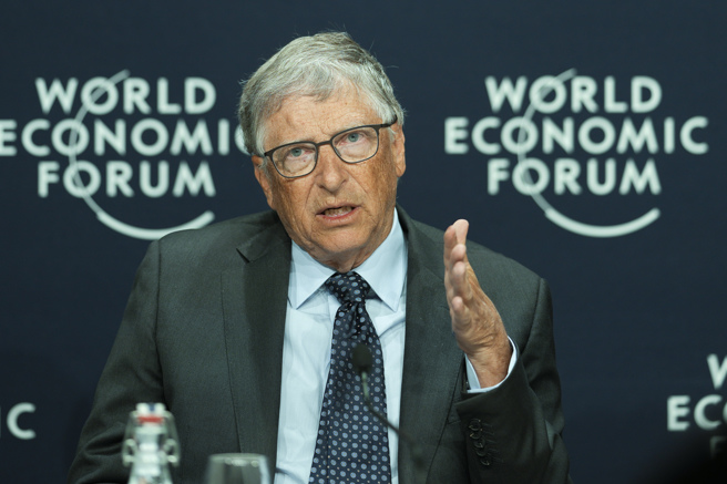 比尔•盖兹说：「我们应该提供福祉给世界各地贫穷的人，因为得天独厚的人，背负比一般人更沉重的使命。」这个使命就是去分担那些痛苦家庭的重担。（图／美联社）