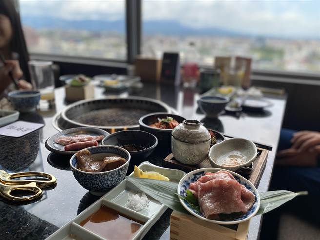名牌燒肉店進駐耐斯王子大飯店頂樓，美食配美景。（廖素慧攝）