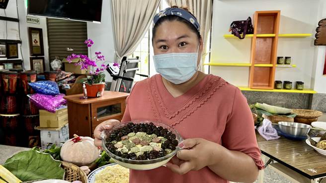 叶姓志工用莲藕粉、黑糖和抹茶粉制作出「藕圆」，并与莲叶造型的巧克力，一同铺在布丁上，完成「藕圆布丁」这道创意甜品。（张毓翎摄）