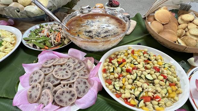 社区还结合邻近地区的重要产业，以白河莲藕粉，东山咖啡和柳营牛奶为食材，制作「藕咖奶」创意饮品。（张毓翎摄）