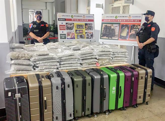 毫无掩饰！4名旅客在8个行李箱内携带136.79公斤大麻花闯关，市价近新台币1亿元，当场被海关仪检人员查获，全案是在今年4月8日查获，也是桃园机场海关查获最大宗的大麻花毒品闯关案件。（航警局提供）