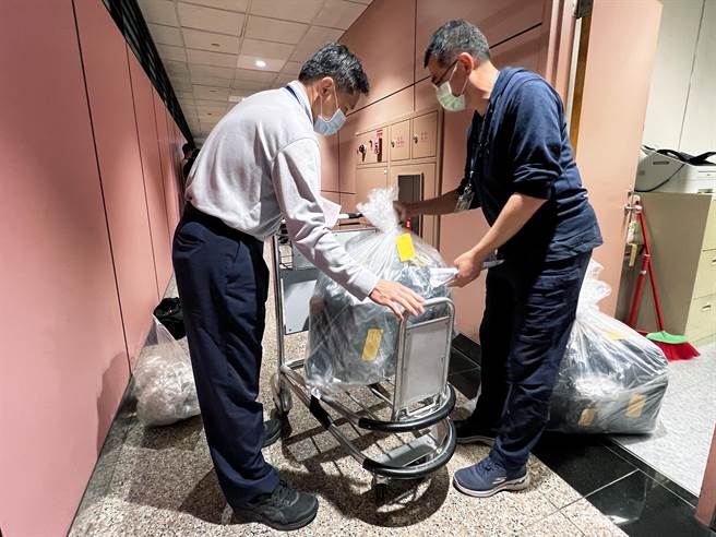 毫无掩饰！4名旅客在8个行李箱内携带136.79公斤大麻花闯关，市价近新台币1亿元，当场被海关仪检人员查获，全案是在今年4月8日查获，也是桃园机场海关查获最大宗的大麻花毒品闯关案件。（范扬光摄）