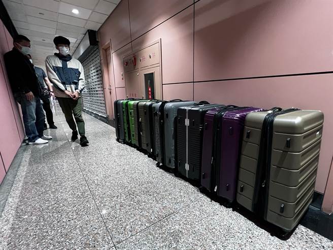 毫无掩饰！4名旅客在8个行李箱内携带136.79公斤大麻花闯关，市价近新台币1亿元，当场被海关仪检人员查获，全案是在今年4月8日查获，也是桃园机场海关查获最大宗的大麻花毒品闯关案件。（范扬光摄）