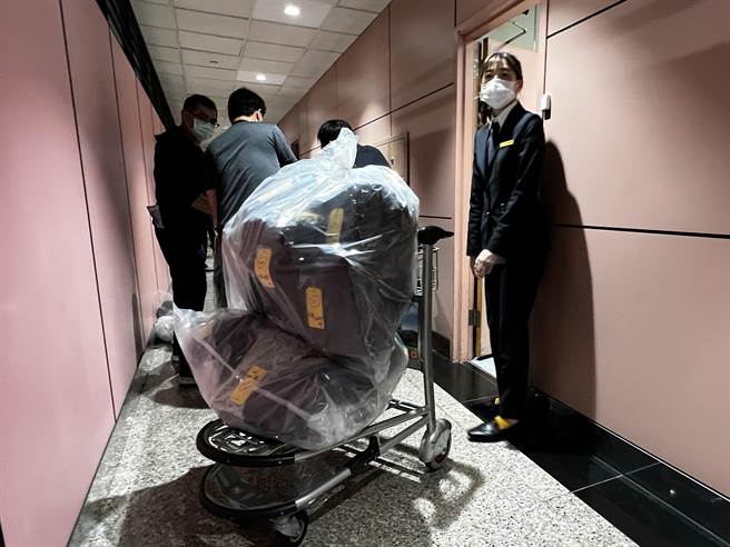 毫无掩饰！4名旅客在8个行李箱内携带136.79公斤大麻花闯关，市价近新台币1亿元，当场被海关仪检人员查获，全案是在今年4月8日查获，也是桃园机场海关查获最大宗的大麻花毒品闯关案件。（范扬光摄）