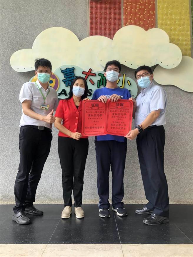 嘉華黃梃家繁星錄取台大資工，校長唐慧文、董事陳冠羽及嘉大附小校長陳明聰校長稱許。（嘉華中學提供）