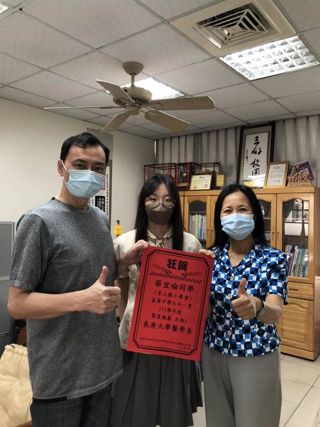 嘉華校長唐慧文期勉蔡宜倫上大學後再接再勵。（嘉華中學提供）