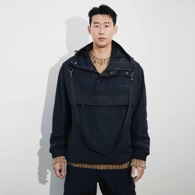 Burberry宣布英超職業足球運動員孫興慜擔任品牌大使，並以2022早秋系列拍攝畫報。（Burberry提供）