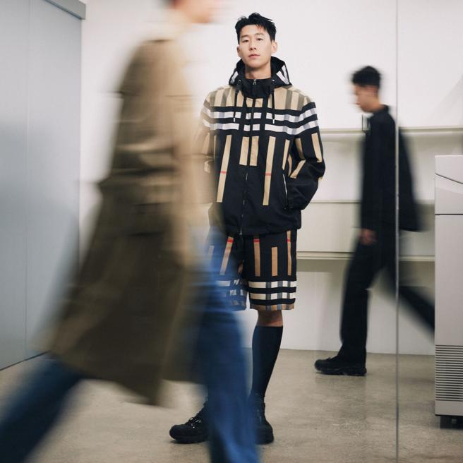 孫興慜以Burberry格紋尼龍套裝展現街頭時尚魅力。（Burberry提供）