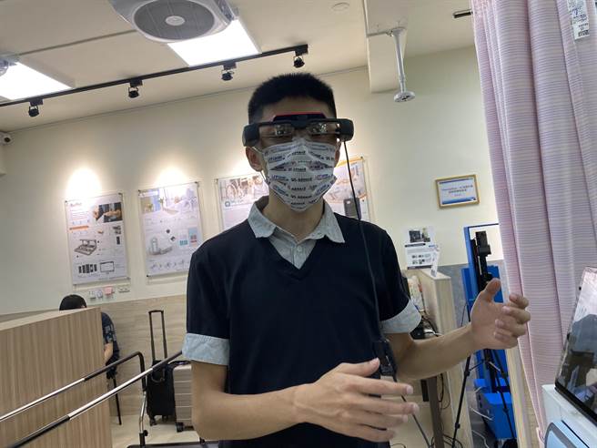 南臺学生示范智慧眼镜结合医疗的应用。(曹婷婷摄)