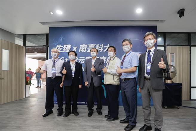 台南市市长黄伟哲(左四)见证5G＋XR元宇宙研发中心启用，左三为南臺科大校长卢灯茂。(南臺科大提供／曹婷婷台南传真)