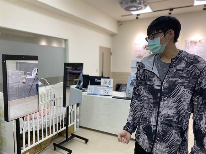 南臺学生示范相关技术应用于医疗端。(曹婷婷摄)