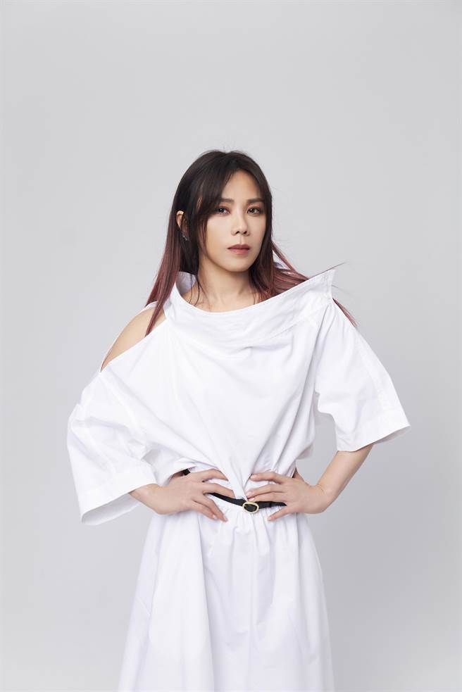 蔡健雅以专辑《DEPART》入围金曲8项大奖，15日透过视讯访问分享喜悦心情。（环球音乐提供）