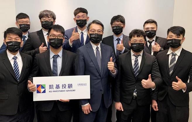 （凯基投顾董事长朱晏民(中)带领研究团队屡获国际肯定，分析师许家源(前排右二)荣获机构投资人杂志台湾最佳分析师。图／凯基证券提供）