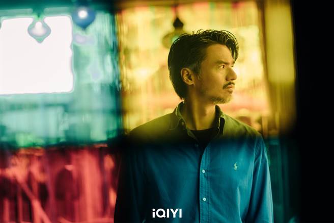 冯德伦剧中以花白鬍子造型登场，尽展熟龄大叔魅力。（爱奇艺国际站提供）