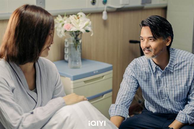 冯德伦（右）剧中心思让人摸不透。（爱奇艺国际站提供）