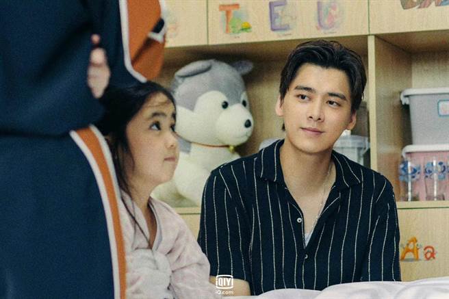 李易峰在剧中饰演女儿傻瓜。（爱奇艺国际站提供）