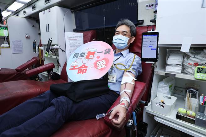 台大医院工作人员利用空檔前来捐血，为台湾医疗环境尽一份心力。（罗永铭摄）