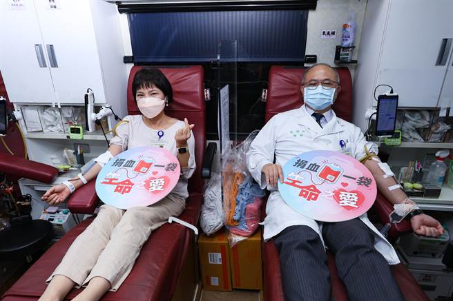 台大医院长吴明贤（右）与副院长高淑芬（左）带头挽起袖子，与全院员工一起加入捐血行列。（罗永铭摄）