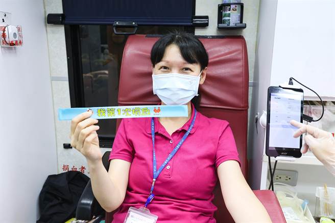 一名台大医院工作人员利用空檔前来捐血，并且表示是第一次捐血，有点紧张。（罗永铭摄）