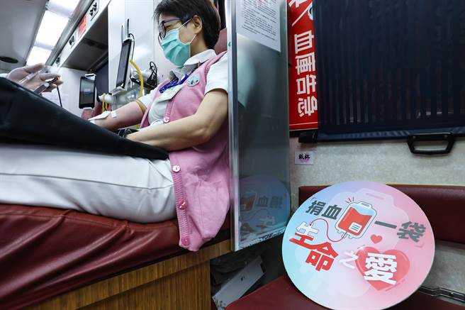 台大医院医护人员趁空檔前来捐血，为台湾医疗环境尽一份心力。（罗永铭摄）