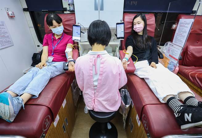 台大医院工作人员利用空檔前来捐血，为台湾医疗环境尽一份心力。（罗永铭摄）